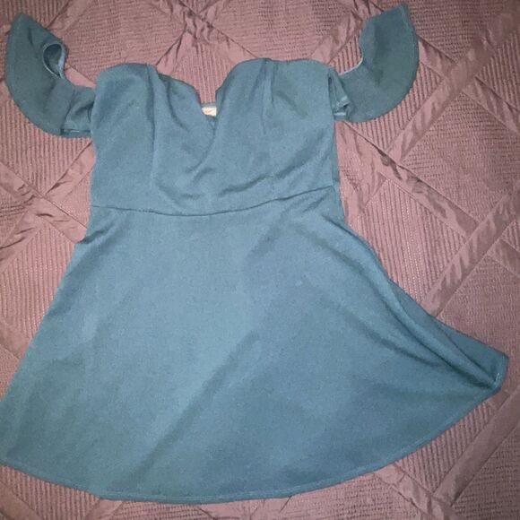 Charlotte Russe Dresses & Skirts - Charlotte Russe Dress Off Shoulder Flutter Sleeves Emerald Green Women’s Size XL